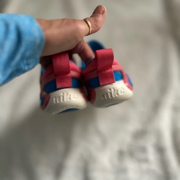 Nike toddler shoes size 9 - Picture 4 of 9